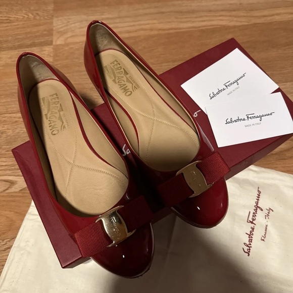 Authentic Salvatore Ferragamo Red Varina Patent Leather Ballet Flats Size 7.5B - Picture 2 of 8